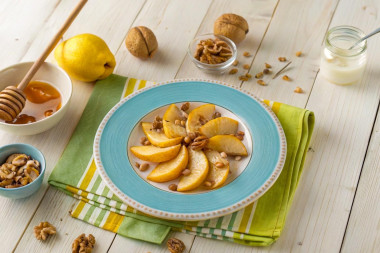 Запеченная кусочками айва с грецкими орехами горячий десерт