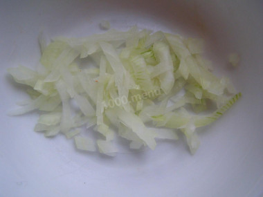Рецепт - Салат с крабовыми палочками, луком, зеленью и майонезом - Шаг 2 -  Лук желательно сейчас покромсать. Ведь этот товарищ может взять на себя роль главного, вот пусть и повыдыхается немного на воздухе. Крошим мелко.