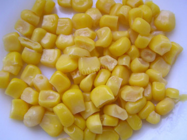 Рецепт - Салат с крабовыми палочками, луком, зеленью и майонезом - Шаг 3 -  Если яйца сварились, отправьте их в большую кастрюлю с холодной водой. А пока отберем нужное количество кукурузы, отцеживая влагу. В салате она ни в коем случае не нужна. Более того, слегка обсушите ее.