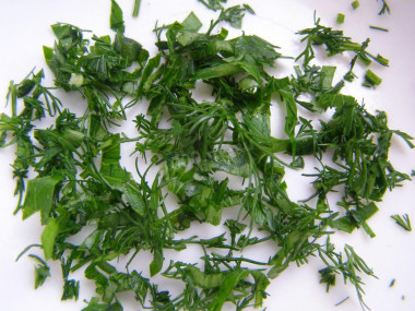 Рецепт - Салат с крабовыми палочками, луком, зеленью и майонезом - Шаг 6 -  В последнюю очередь разберемся с зеленью. Настрогаем ее меленько.