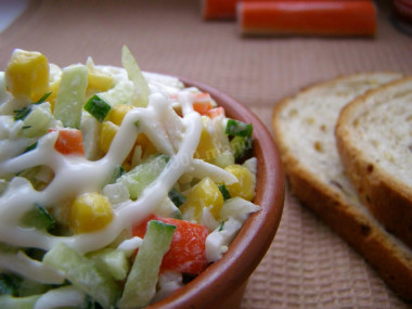 Рецепт - Салат с крабовыми палочками, луком, зеленью и майонезом - Шаг 8 -  Не забудьте попробовать – подсолите, если что!