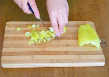 Рецепт - Салат оливки сухарики брынза - Шаг 1 - Перец нарезать кубиками или брусочками.