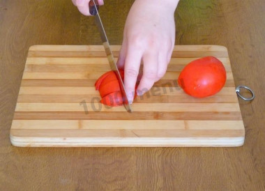 Рецепт - Салат оливки сухарики брынза - Шаг 2 -  Помидоры нарезать кубиками.