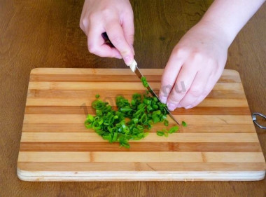 Рецепт - Салат оливки сухарики брынза - Шаг 3 -  Зелёный лук измельчить.