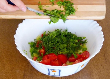 Рецепт - Салат оливки сухарики брынза - Шаг 4 -  Оставшуюся зелень измельчить и вместе с луком добавить к овощам.