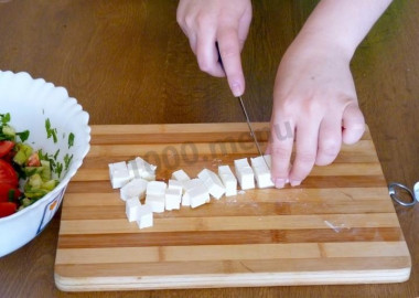 Рецепт - Салат оливки сухарики брынза - Шаг 5 -  Брынзу нарезать кубиками и добавить в салат. Теперь приготовить заправку. В лимонный сок добавить соль, растительное масло, черный перец, перемешать. В салат добавить зеленый горошек и оливки, перемешать и заправить салат лимонной заправкой. Перед подачей салат присыпать сухариками.