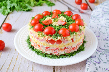Салат Красное море с крабовыми палочками помидорами и перцем