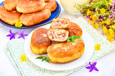 Пирожки с колбасой и сыром на сковороде