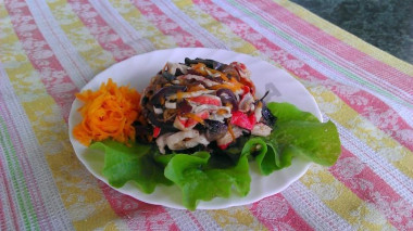 Простой салат с жареными крабовыми палочками и шампиньонами