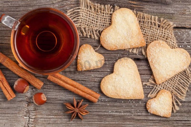 Печенье сердечками с сахарной посыпкой песочное
