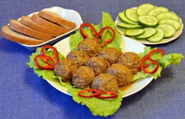 Мясные тефтели с капустой и рисом с подливой