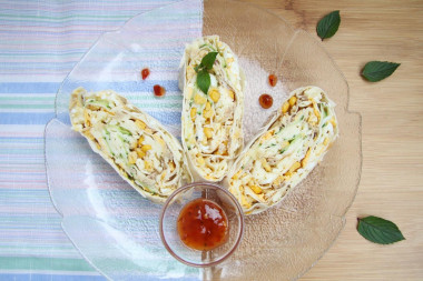 Рулет с консервированным тунцом и кукурузой из лаваша