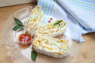 Рулет с консервированным тунцом и кукурузой из лаваша