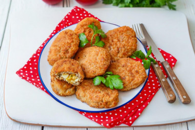 Зразы мясные с яйцом и луком на сковороде