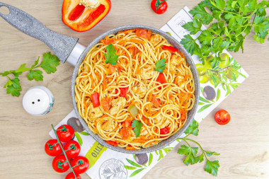 Спагетти с курицей на сковороде