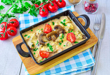 Жульен с курицей на сковороде со сметаной