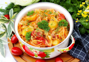 Тушеная картошка с капустой в кастрюле