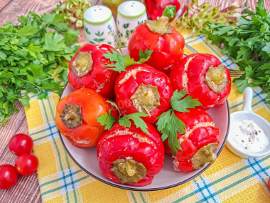 Перец фаршированный с рисом и сметаной
