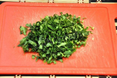 Рецепт - Фарш с сыром луком и помидорами в лаваше - Шаг 6 -  Зелень моем, обсушиваем и нарезаем.