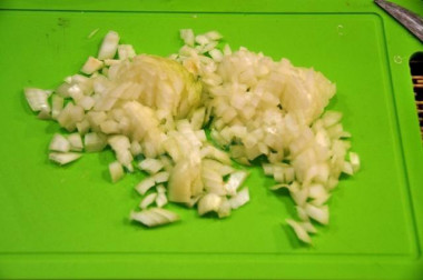 Рецепт - Фарш с сыром луком и помидорами в лаваше - Шаг 2 -  Лук чистим и мелко нарезаем.