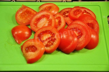 Рецепт - Фарш с сыром луком и помидорами в лаваше - Шаг 4 -  Помидоры моем и нарезаем кружочками.