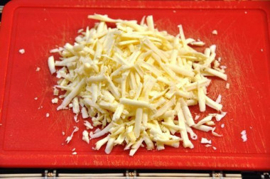 Рецепт - Фарш с сыром луком и помидорами в лаваше - Шаг 5 -  Сыр натираем на крупной терке.