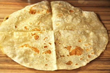 Рецепт - Фарш с сыром луком и помидорами в лаваше - Шаг 7 -  Лаваш разворачиваем. У меня круглый.