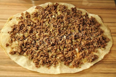 Рецепт - Фарш с сыром луком и помидорами в лаваше - Шаг 8 -  На лист лаваша ровным слоем выкладываем фарш.