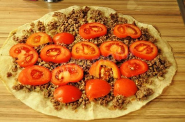 Рецепт - Фарш с сыром луком и помидорами в лаваше - Шаг 9 -  Сверху на фарш выкладываем кусочки помидоров и немного их присаливаем.