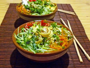 Корейский холодный суп кукси с курицей