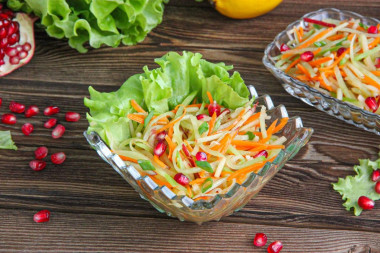 Простой салат из зеленой редьки с морковью и яблоком