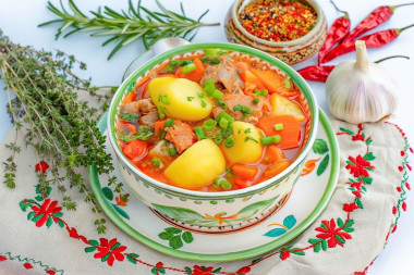 Шурпа из говядины в казане на плите
