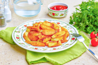 Жареная картошка с золотистой корочкой на сковороде