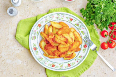 Жареная картошка с золотистой корочкой на сковороде