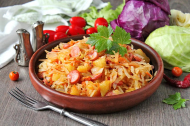 Тушеная капуста с картошкой и сосисками