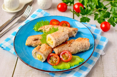 Мясные рулетики из свинины с сыром на сковороде
