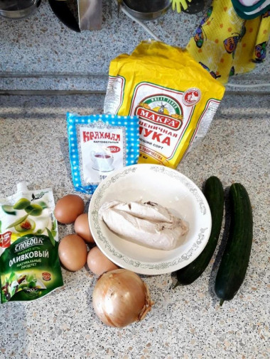 Рецепт - Салат с белым куриным мясом, огурцом и яичными блинчиками - Шаг 1 - Вот все продукты для этого вкусного салата. Куриную грудку я уже отварила. хочу заметить, что 200 гр мяса - это уже отварного, а не сырого.
