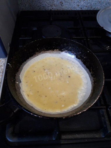Рецепт - Салат с белым куриным мясом, огурцом и яичными блинчиками - Шаг 4 -  Нагреваем хорошо сковороду, смазываем растительным маслом и жарим наши &quot