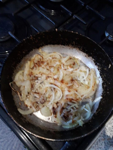 Рецепт - Салат с белым куриным мясом, огурцом и яичными блинчиками - Шаг 7 -  Обжариваем с 2х сторон. Жарятся они быстро. Вот такие они получаются.