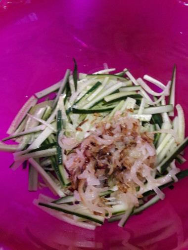 Рецепт - Салат с белым куриным мясом, огурцом и яичными блинчиками - Шаг 9 -  Вот такой должен получиться