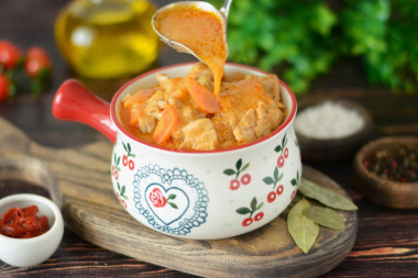 Гуляш из свинины с томатной пастой и сметаной