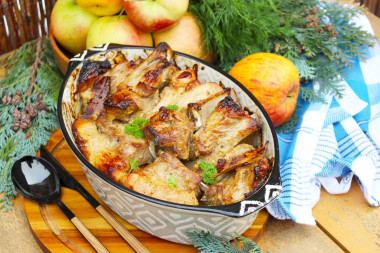Свиные рёбрышки с яблоками и мёдом в духовке