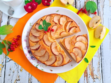 Шарлотка на молоке с яблоками в духовке