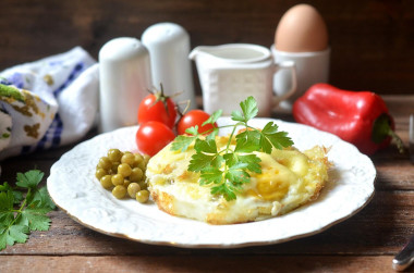 Яичница из двух яиц с беконом и сыром в духовке