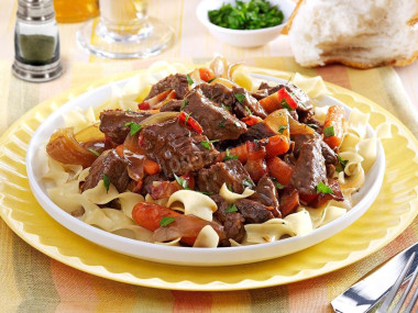Говядина в пиве с беконом и вустерским соусом