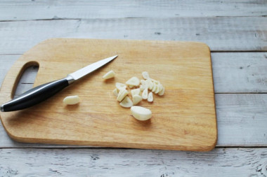 Рецепт - Картофельный гратен в духовке классический - Шаг 2 -  Чеснок раздавите тыльной стороной ножа и нарежьте дольками.