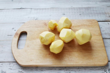 Рецепт - Картофельный гратен в духовке классический - Шаг 4 -  Картофель очистите.