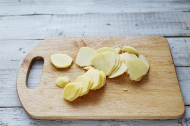 Рецепт - Картофельный гратен в духовке классический - Шаг 5 -  Нарежьте картофель как можно тольше кружочками.