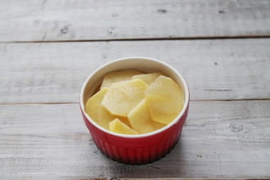 Рецепт - Картофельный гратен в духовке классический - Шаг 6 -  Форму смажьте маслом и выложите слоями картофель.