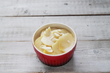 Рецепт - Картофельный гратен в духовке классический - Шаг 7 -  Залейте его подготовленным соусом из сливок. Поставьте в духовку на 180 градусов на 45-50 минут.